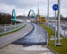 Przybywa asfaltu na kolejnych odcinkach drogi rowerowej na alei Wielkiej Wyspy.